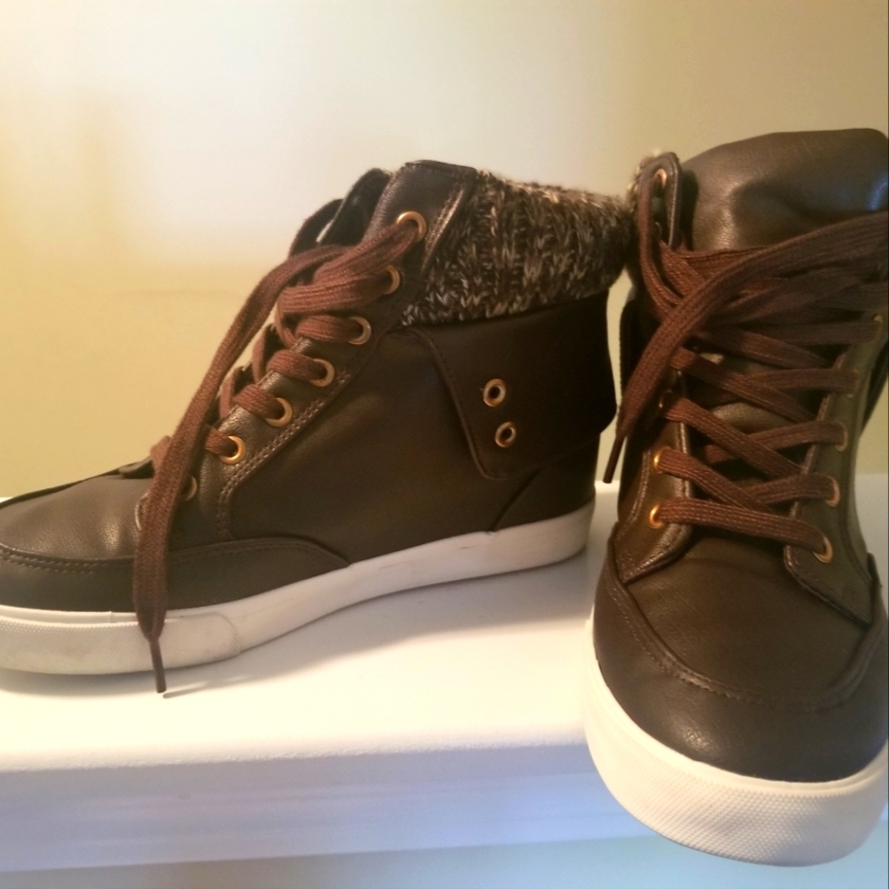 Wedge sneaker